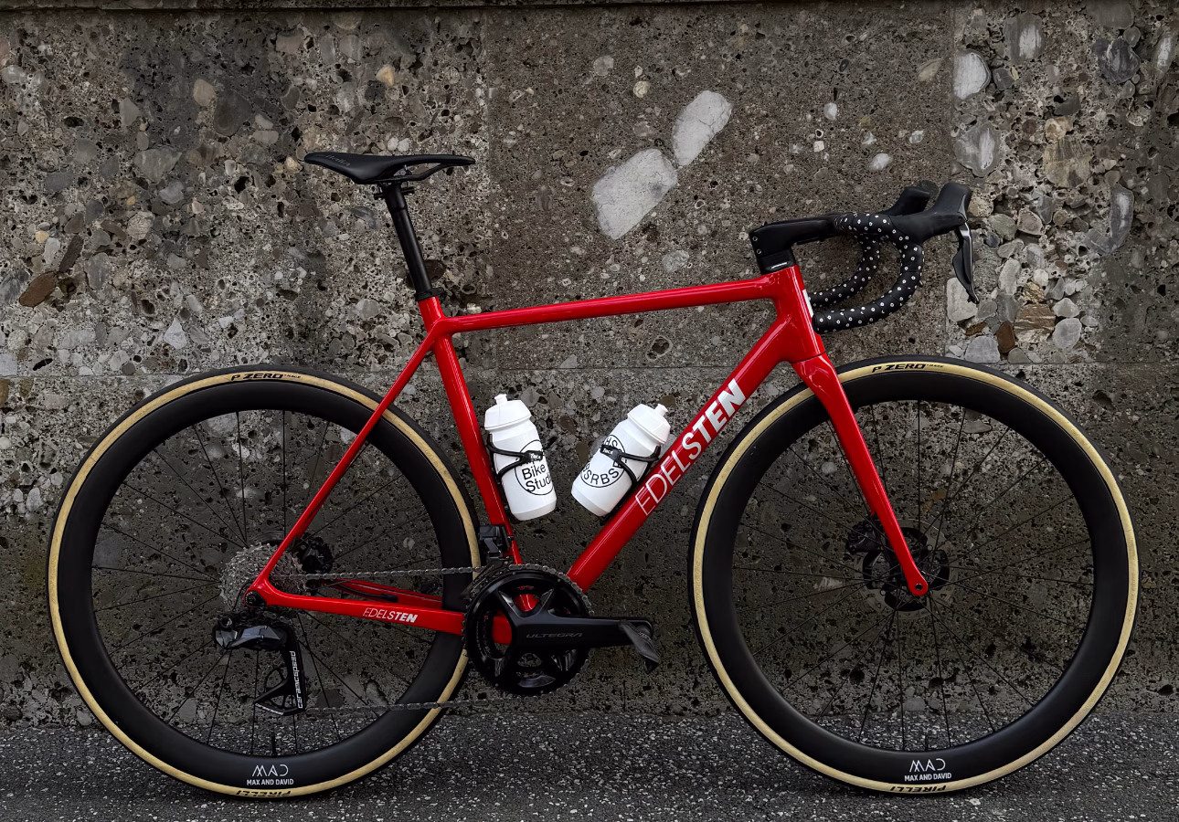 Edelsten Rennrad in Seitenansicht vor neutralem Hintergrund.